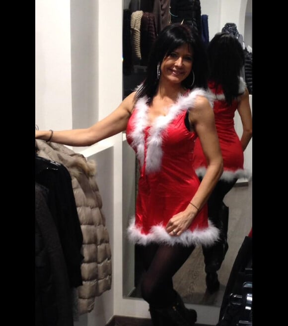 Nathalie, la cougar de Secret Story 8, se déguise en mère Noël sexy. Le 24 décembre 2014. Sa tenue a beaucoup fait réagir sur Twitter.
