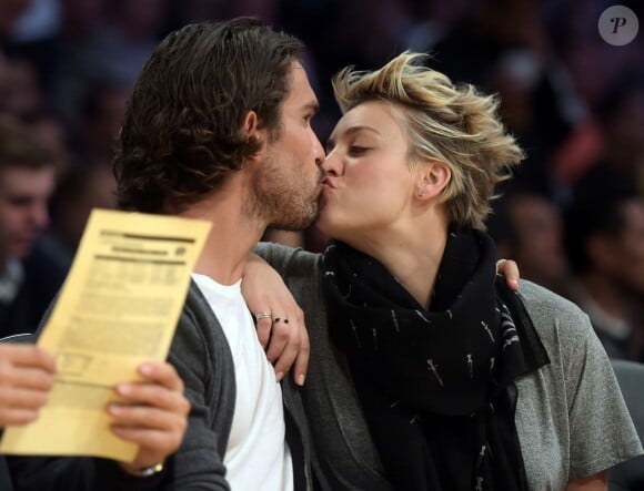 Ryan Sweeting (left) and Kaley Cuoco kiss during a NBA between the San Antonio Spurs and the Los Angeles Lakers at Staples Center in Los Angeles, CA, USA on November 14, 2014. Photo by USA TODAY Sports/ddp USA/ABACAPRESS.COM16/11/2014 - Los Angeles