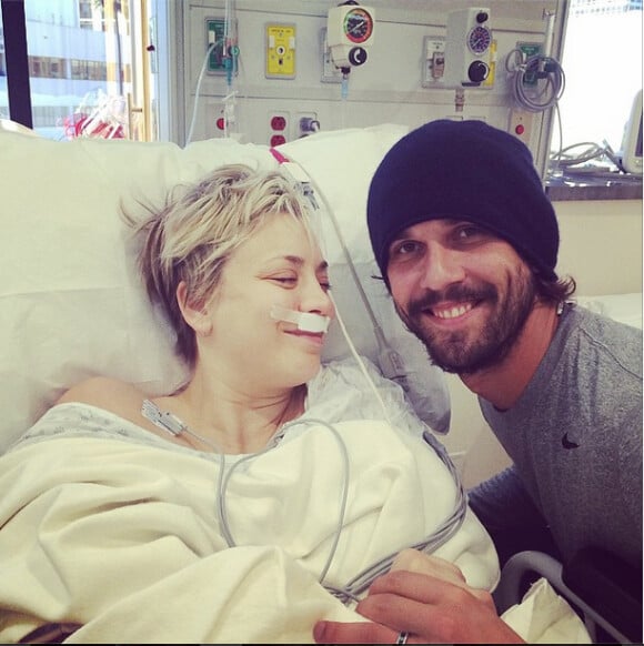 Kaley Cuoco à l'hôpital avec son époux Ryan Sweeting, photo publiée sur son compte Instagram le 28 décembre 2014