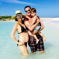 Molly Sims : Enceinte de 7 mois et en famille sous le soleil des Bahamas !