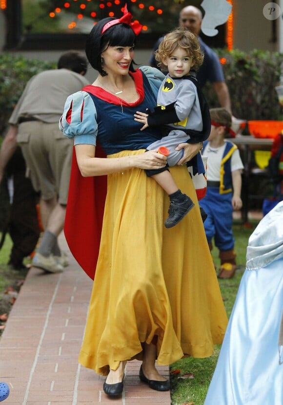 Molly Sims, déguisée en Blanche Neige, et son fils Brooks, déguisé en Batman, se rendent à une fête Halloween à Brentwood. Le 31 octobre 2014  