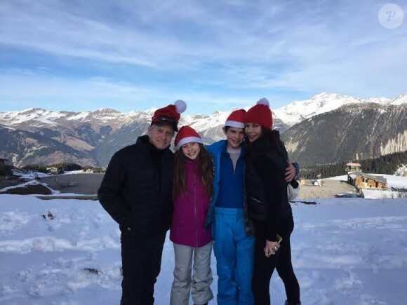 Catherine Zeta-Jones en vacances avec Michael Douglas et leurs deux enfants, Carys et Dylan, dans les Alpes. (photo postée le 25 décembre 2014)