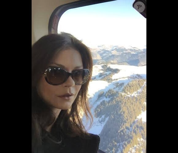 Catherine Zeta-Jones survolle les Alpes. (Photo posté le 24 décembre 2014)