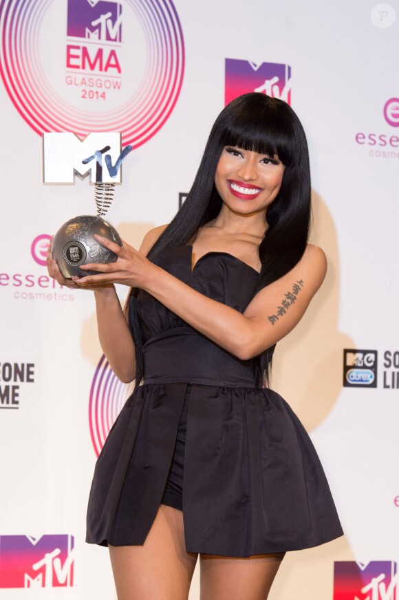 Nicki Minaj pose au Photocall (avec son prix pour Prix Best Hip Hop) des MTV Europe Music Awards 2014 à "The Hydro" le 9 Novembre 2014 à Glasgow, Ecosse. 