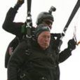  George H.W Bush a fait un saut en parachute pour son 90e anniversaire le 12 juin 2014 &agrave; Kennebunkport dans le Maine. 