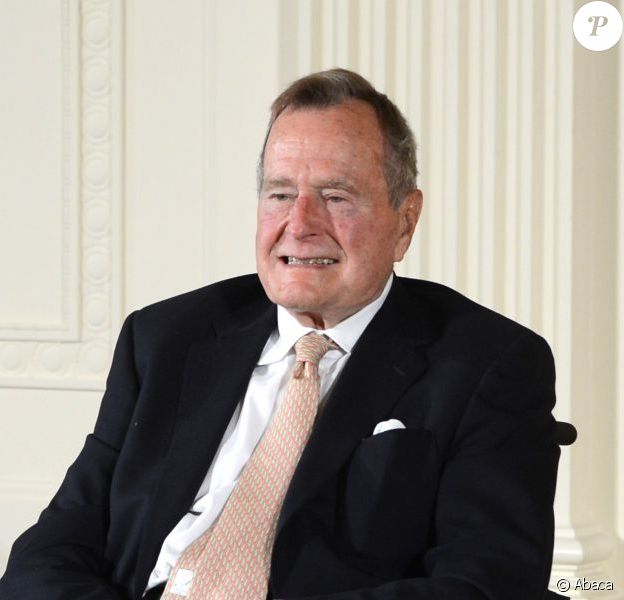 George H.W. Bush d&eacute;cor&eacute; par Barack Obama pour son engagement en faveur du b&eacute;n&eacute;volat &agrave; Washington, le 15 juillet 2013.