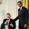  George H.W. Bush d&eacute;cor&eacute; par le pr&eacute;sident Barack Obama pour son engagement en faveur du b&eacute;n&eacute;volat &agrave; Washington, le 15 juillet 2013. 