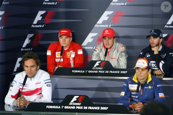 Kimi Raïkkonen, Fernando Alonso, Nick Heidfeld, Franck Montagny et Giancarlo Fisichella lors d'une conférence de presse à Magny Cours en juin 2006