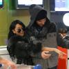 Nabilla et Thomas à l'aéroport à Roissy Charles de Gaulle le 13 janvier 2013 pour participer à la saison 5 des Anges de la télé-réalite à Miami.
