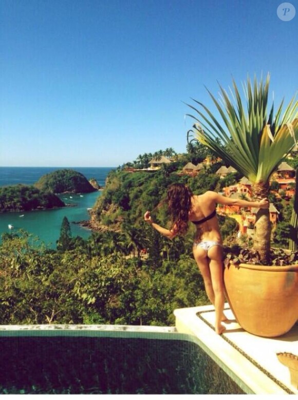 Lea Michele pose à Cabo San Lucas au Mexique, de dos, et en string, en décembre 2014.