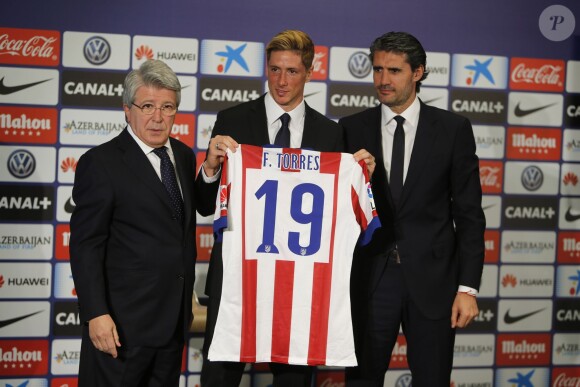 Fernando Torres lors de sa présentation comme nouveau joueur de l'équipe de football Atlético de Madrid au stade Vicente Calderon à Madrid le 4 janvier 2015 devant sa femme Olalla Domínguez et leurs enfants, Leo (3 ans et demi) et Nora (5 ans). 