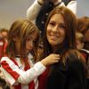 Fernando Torres lors de sa présentation comme joueur de l'équipe de football Atlético de Madrid au stade Vicente Calderon à Madrid le 4 janvier 2015 devant sa femme Olalla Domínguez et leurs enfants, Leo (3 ans et demi) et Nora (5 ans).