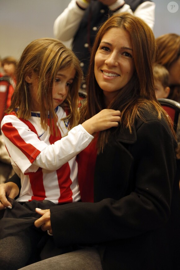 Fernando Torres lors de sa présentation comme joueur de l'équipe de football Atlético de Madrid au stade Vicente Calderon à Madrid le 4 janvier 2015 devant sa femme Olalla Domínguez et leurs enfants, Leo (3 ans et demi) et Nora (5 ans).