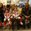 Fernando Torres lors de sa présentation comme nouveau joueur de l'équipe de football Atlético de Madrid au stade Vicente Calderon à Madrid le 4 janvier 2015 devant sa femme Olalla Domínguez et leurs enfants, Leo (3 ans et demi) et Nora (5 ans). 