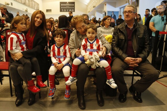 Fernando Torres lors de sa présentation comme nouveau joueur de l'équipe de football Atlético de Madrid au stade Vicente Calderon à Madrid le 4 janvier 2015 devant sa femme Olalla Domínguez et leurs enfants, Leo (3 ans et demi) et Nora (5 ans). 