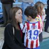 Fernando Torres lors de sa présentation comme nouveau joueur de l'équipe de football Atlético de Madrid à Vicente Calderon à Madrid le 4 janvier 2015 devant sa femme Olalla Domínguez et leurs enfants, Leo (3 ans et demi) et Nora (5 ans).