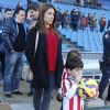 Fernando Torres lors de sa présentation comme nouveau joueur de l'équipe de football Atlético de Madrid au stade Vicente Calderon à Madrid le 4 janvier 2015 devant sa femme Olalla Domínguez et leurs enfants, Leo (3 ans et demi) et Nora (5 ans). 