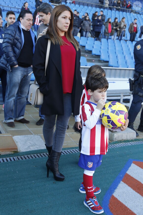 Fernando Torres lors de sa présentation comme nouveau joueur de l'équipe de football Atlético de Madrid au stade Vicente Calderon à Madrid le 4 janvier 2015 devant sa femme Olalla Domínguez et leurs enfants, Leo (3 ans et demi) et Nora (5 ans). 