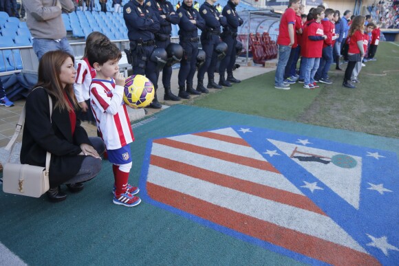 Fernando Torres lors de sa présentation comme nouveau joueur de l'équipe de football Atlético de Madrid au stade Vicente Calderon à Madrid le 4 janvier 2015 devant sa femme Olalla Domínguez et leurs enfants, Leo (3 ans et demi) et Nora (5 ans). 