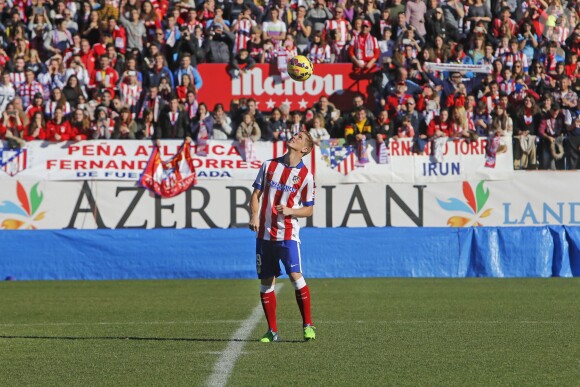 Fernando Torres lors de sa présentation comme nouveau joueur de l'équipe de football Atlético de Madrid au stade Vicente Calderon à Madrid le 4 janvier 2015 devant sa femme Olalla Domínguez et leurs enfants, Leo (3 ans et demi) et Nora (5 ans). 