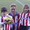 Fernando Torres lors de sa présentation comme nouveau joueur de l'équipe de football Atlético de Madrid au stade Vicente Calderon à Madrid le 4 janvier 2015 devant sa femme Olalla Domínguez et leurs enfants, Leo (3 ans et demi) et Nora (5 ans). 