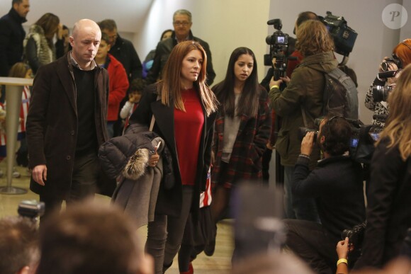 Fernando Torres lors de sa présentation comme nouveau joueur de l'équipe de football Atlético de Madrid au stade Vicente Calderon à Madrid le 4 janvier 2015 devant sa femme Olalla Domínguez et leurs enfants, Leo (3 ans et demi) et Nora (5 ans). 