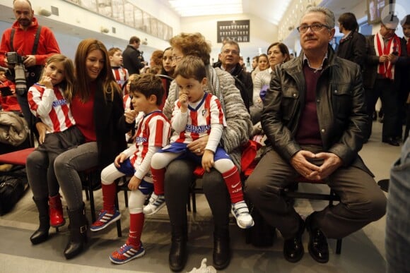 Fernando Torres lors de sa présentation comme joueur de l'équipe de football Atlético de Madrid au stade Vicente Calderon le 4 janvier 2015 devant sa femme Olalla Domínguez et leurs enfants, Leo (3 ans et demi) et Nora (5 ans).