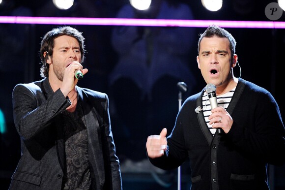 Donald Howard et Robbie Williams sur le plateau TV Skavlan en Suède le 25 novembre 2010 