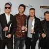 Les membres du groupe Take That : Jason Orange, Robbie Williams, Howard Donald, Gary Barlow et Mark Owen viennent de remporter un Echo Music Award dans la catégorie Meilleur groupe international le 24 mars 2011 à Berlin. 