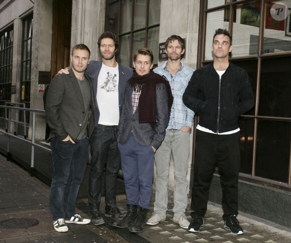 Howard Donald, Mark Owen, Robbie Williams, Jason Orange and Gary Barlow au studio de Radio One DJ le 27 octobre 2010 à Londres
