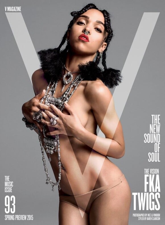FKA twigs se dévoile en petite tenue sur une des quatre couvertures du numéro V93 du magazine V. Printemps 2015. Photo par Inez et Vinoodh.