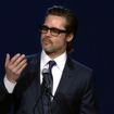 Brad Pitt, curieusement manucuré, fait le show et s'improvise chanteur...