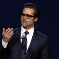 Brad Pitt, curieusement manucuré, fait le show et s'improvise chanteur...