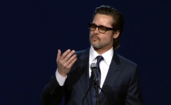 Brad Pitt avec ses ongles manucurés lors de la soirée de gala du Palm Springs Festival, le 3 janvier 2015. (capture d'écran)