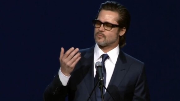 Brad Pitt, curieusement manucuré, fait le show et s'improvise chanteur...