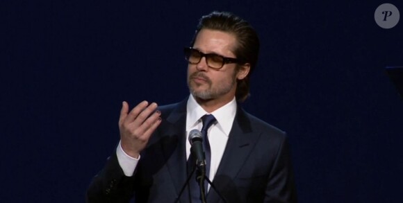 Brad Pitt avec ses ongles lors de la soirée de gala du Palm Springs Festival, le 3 janvier 2015. (capture d'écran)