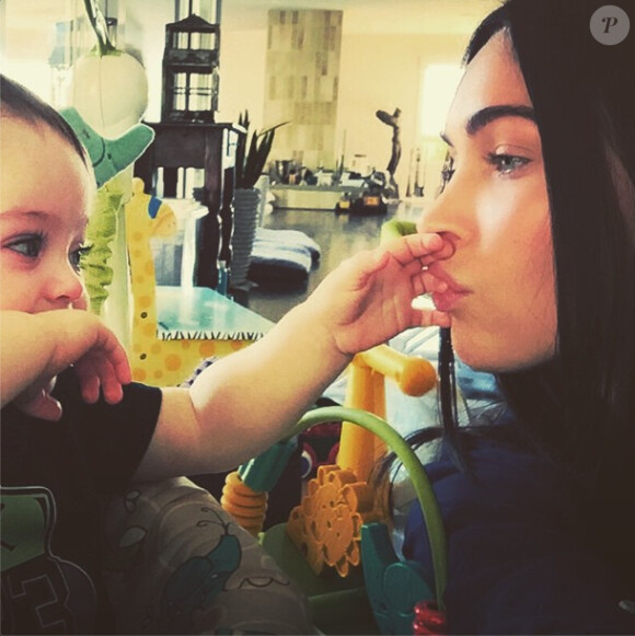 Megan Fox a posté le 6 janvier 2015 sur son compte Instagram une photo de son fils cadet Bodhi et elle.