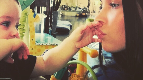 Megan Fox et son bébé Bodhi, 11 mois : Un bisou irrésistible