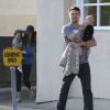 Exclusif - Bodhi dans les bras de son papa - Megan Fox, son mari Brian Austin Green et leurs fils Noah et Bodhi vont dîner au restaurant à Los Angeles, le 19 août 2014. 