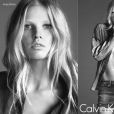  Lara Stone, irr&eacute;sistible &eacute;g&eacute;rie de la campagne printemps 2015 de Calvin Klein Jeans. Photo par Mert et Marcus. 