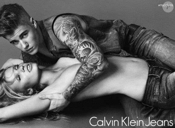 Justin Bieber et Lara Stone sont les stars de la campagne printemps 2015 de Calvin Klein Jeans. Photo par Mert et Marcus.