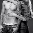  Justin Bieber, &agrave; la batterie, s&eacute;duit le top model Lara Stone pour la campagne printemps 2015 de Calvin Klein Jeans. 