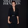 Emma Watson, tout de noir vêtue, porte un tailleur Givenchy au gala de la fondation attending the Vogue Paris. Paris, le 9 juillet 2014.