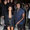 Kim Kardashian (et Kanye West), ultrasexy en veste et jupe à plumes Lanvin, assiste au défilé Lanvin printemps-été 2015 lors de la Fashion Week de Paris. Le 25 septembre 2014.