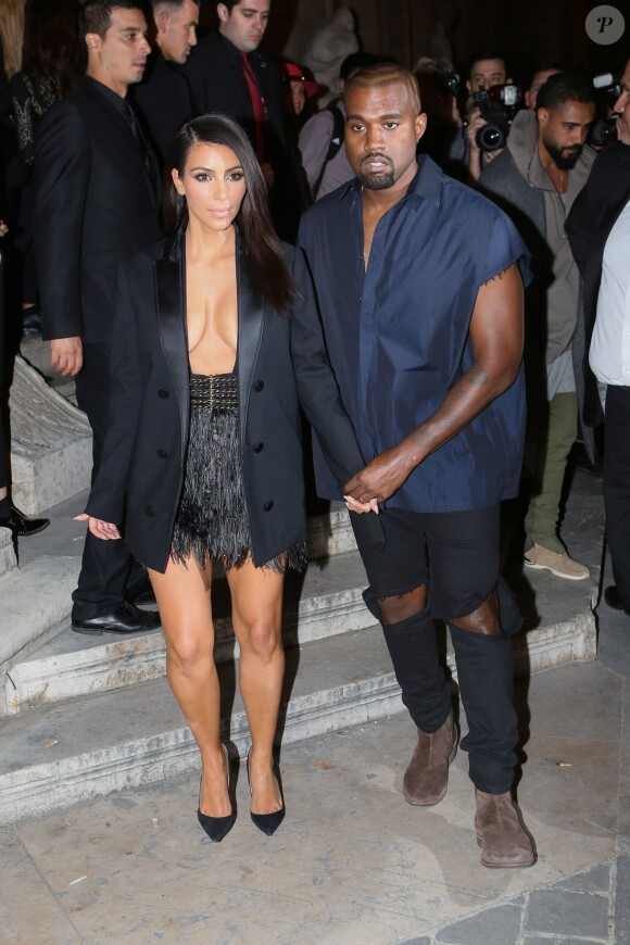 Kim Kardashian (et Kanye West), ultrasexy en veste et jupe à plumes Lanvin, assiste au défilé Lanvin printemps-été 2015 lors de la Fashion Week de Paris. Le 25 septembre 2014.