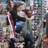 Angelina Jolie faisant du shopping avec ses enfants. On la voit avec Zahara le 7 janvier 2015 à Rome