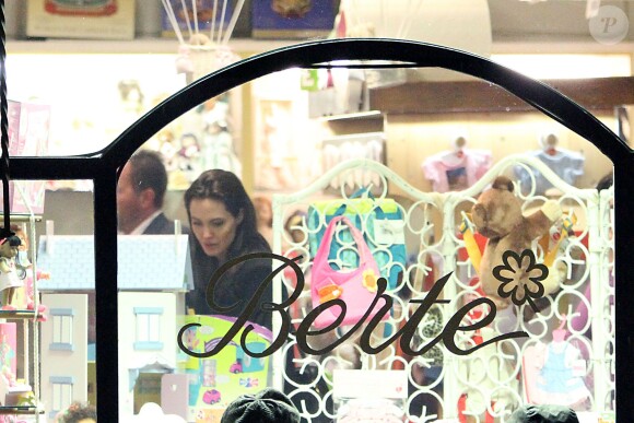 Angelina Jolie fait du shopping avec ses enfants. On la voit avec Zahara le 7 janvier 2015 à Rome, avant leur rencontre avec le Pape François