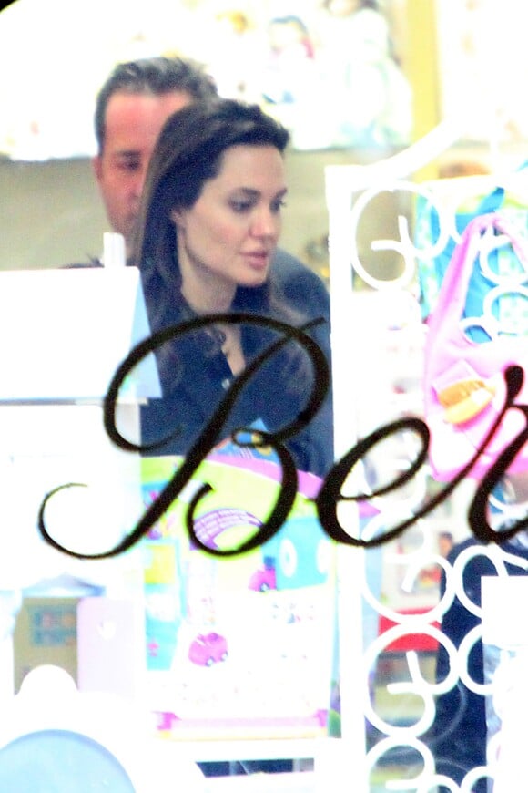 Angelina Jolie lors d'une séance shopping avec ses enfants. On la voit avec Zahara le 7 janvier 2015 à Rome