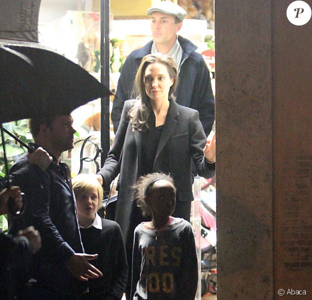 Angelina Jolie fait du shopping avec ses enfants. On la voit avec Zahara et Shiloh le 7 janvier 2015 à Rome