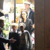 Angelina Jolie fait du shopping avec ses enfants. On la voit avec Zahara et Shiloh le 7 janvier 2015 à Rome